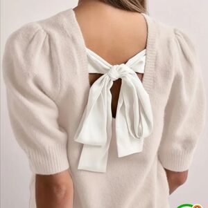 Elegant Cream Sweater with Back Bow Detail XL